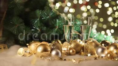 <strong>两杯香槟</strong>加圣诞礼物和圣诞球